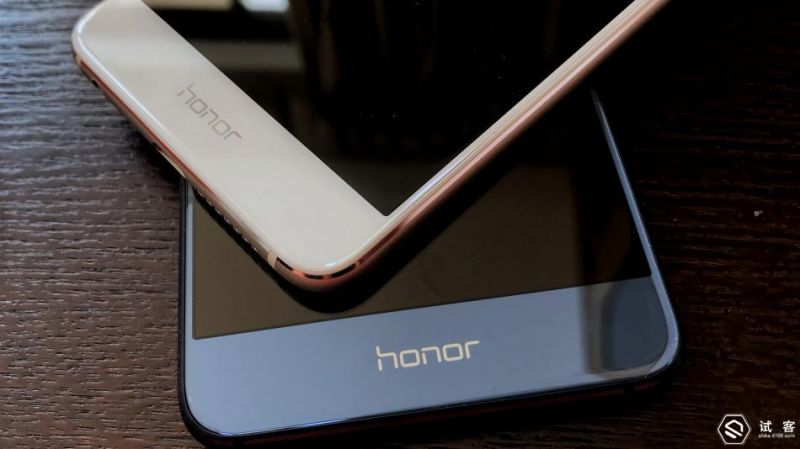 给父母的新年礼物—HONOR 老旗舰荣耀8 手机 开箱