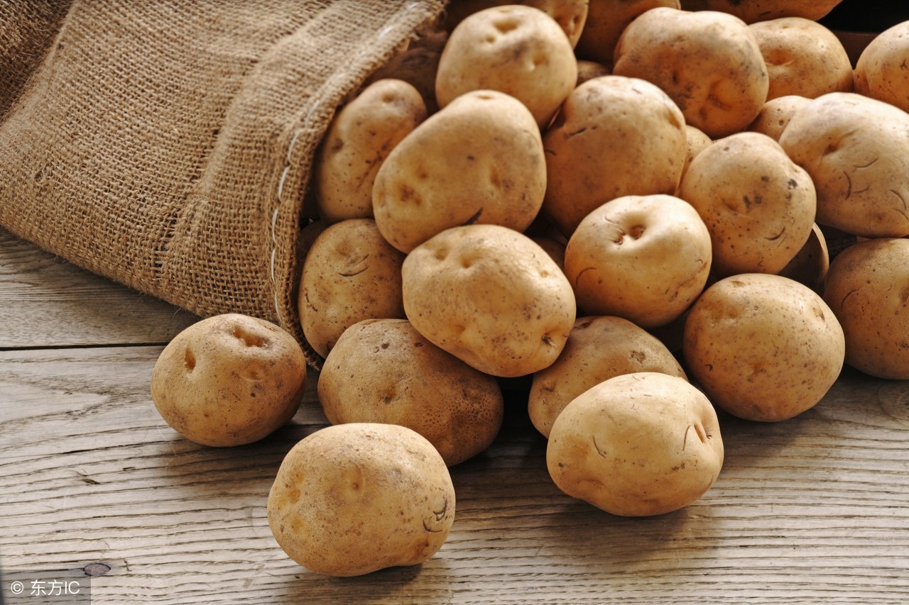 土豆饮食禁忌，这2种土豆，2类人千万不能吃土豆