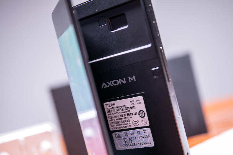 雙面屏幕折疊人生，中興AXON M評測