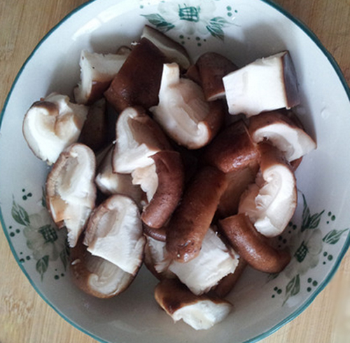 香菇丝瓜，简单做法却不一样的鲜美口感，让人食之不忘