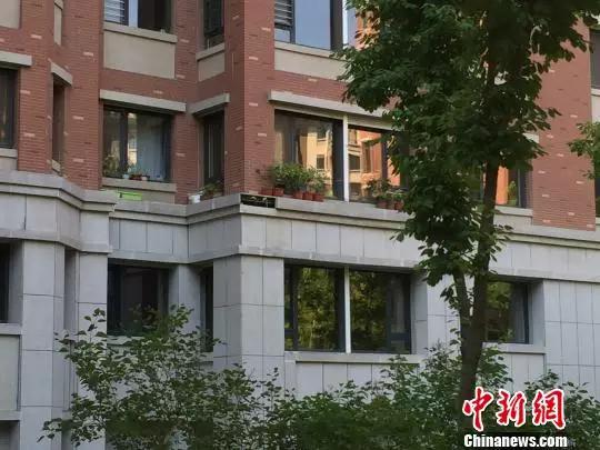 哈尔滨一小区发生墙砖脱落事故 七旬老人被砸身亡