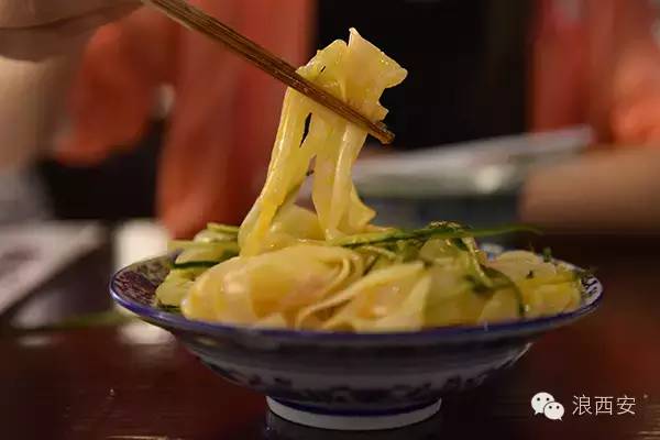 在杭州的西安小吃是什么样？“葫芦鸡”与小龙虾齐飞~
