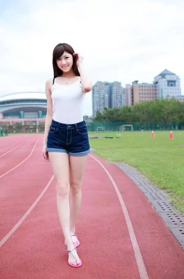 晒妹狂魔：她是台湾第一美腿，最爱穿黑丝！