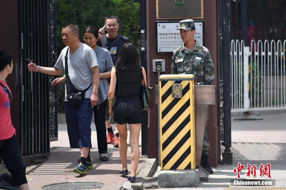 北京：小区保安穿军装站岗 戴作训帽佩校官军衔（图)