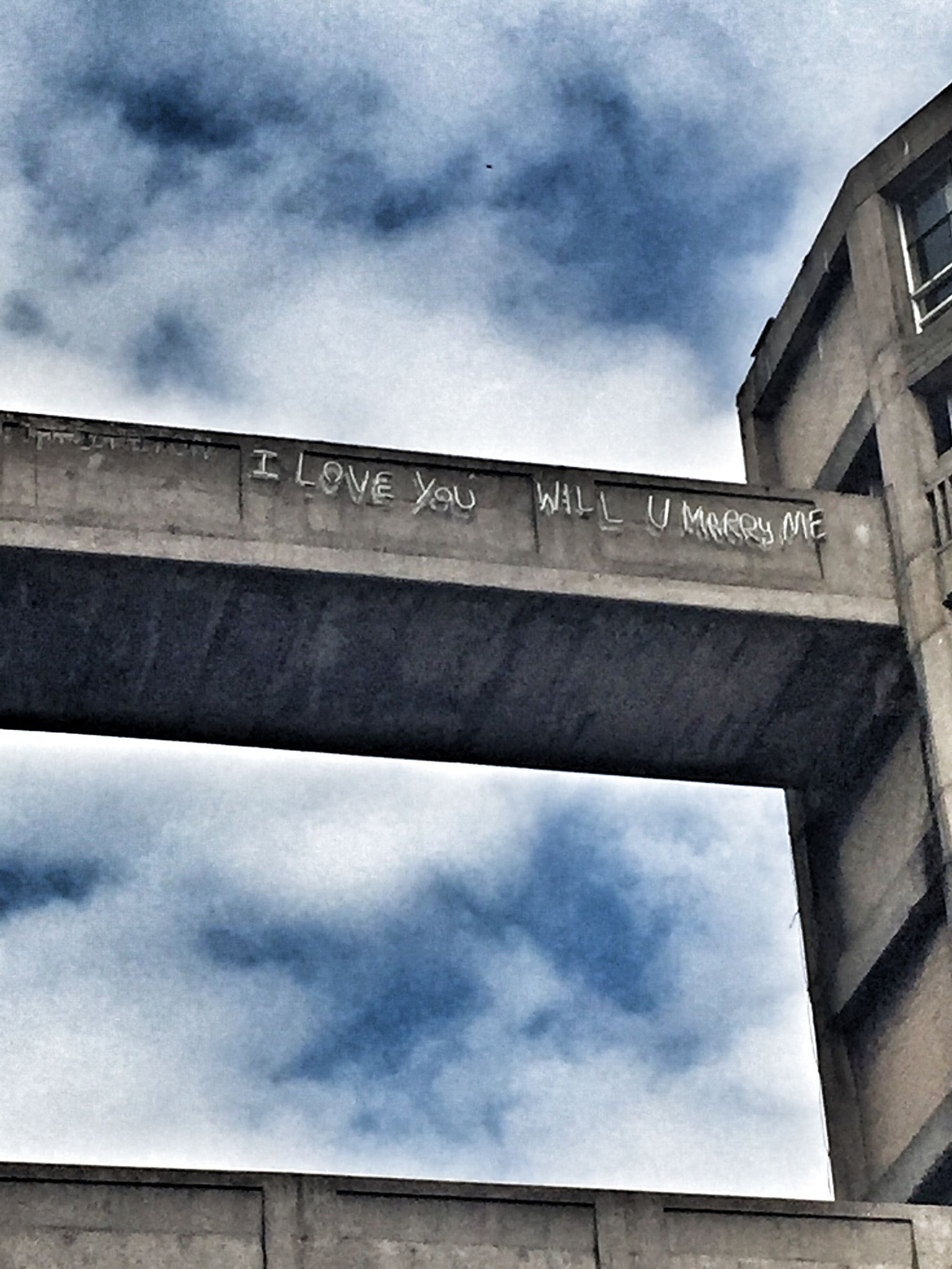 [故事谁都有可说可不说］一个天桥涂鸦背后的爱情故事
