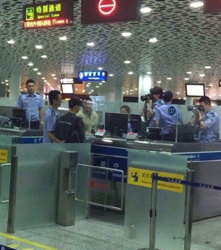 机场工作人员滥用私权与明星合影，疑似宋仲基护照信息被泄