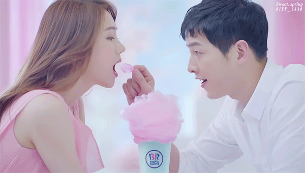 宋仲基拍摄冰激凌广告，与女生亲密喂食，最后一张好害羞呀！