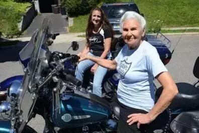 74岁老太骑哈雷，90岁参加摩托车集会，真是越活越精彩了！
