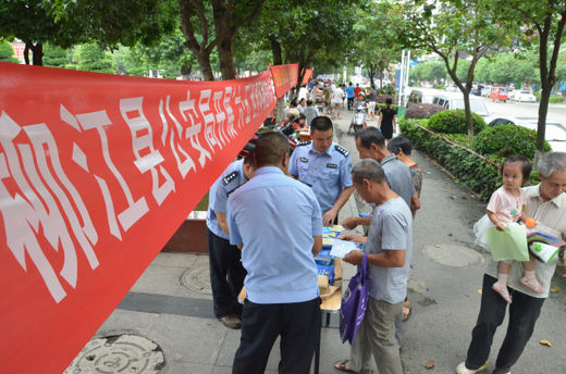 广西柳江：警方积极参加全县开展的“6.5”世界环境日宣传活动