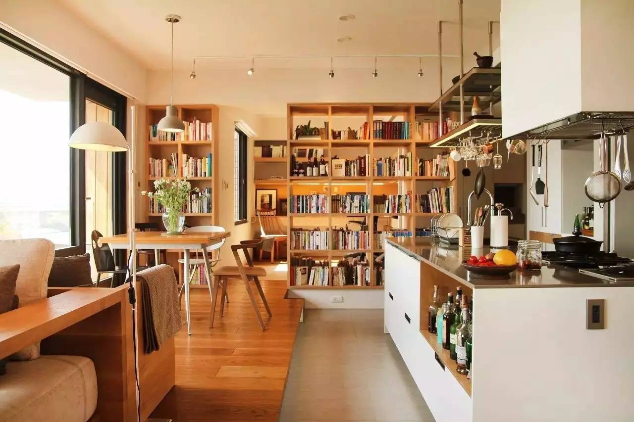 她把厨房搬进客厅，占了家里1/4的面积，为此还专门写了本书