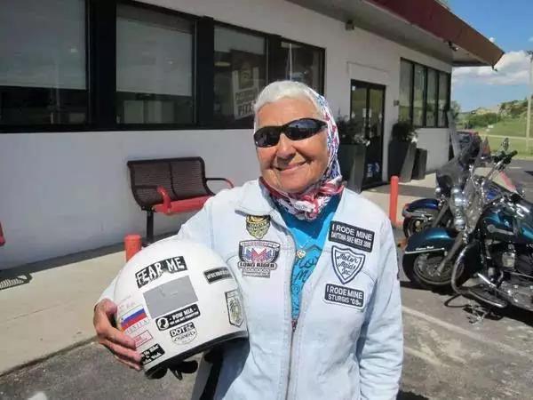 74岁老太骑哈雷，90岁参加摩托车集会，真是越活越精彩了！