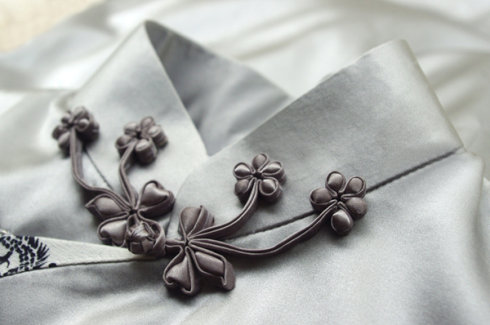 是什么惊艳了传统旗袍的平直剪裁？想象空间都藏在一枚小小盘扣里