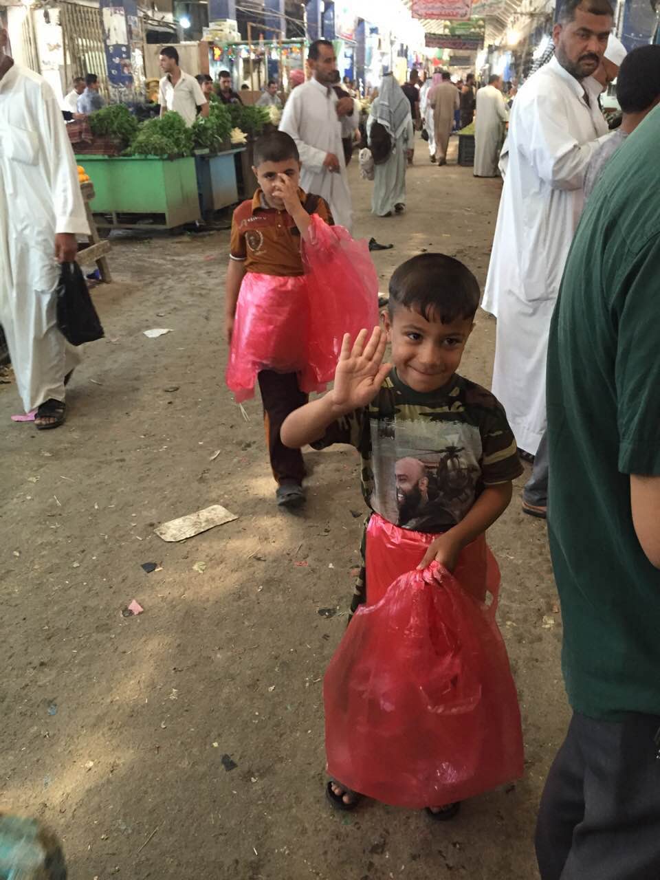 伊拉克战争之后的生活现状：6岁儿童靠卖塑料袋赚钱养单亲母亲