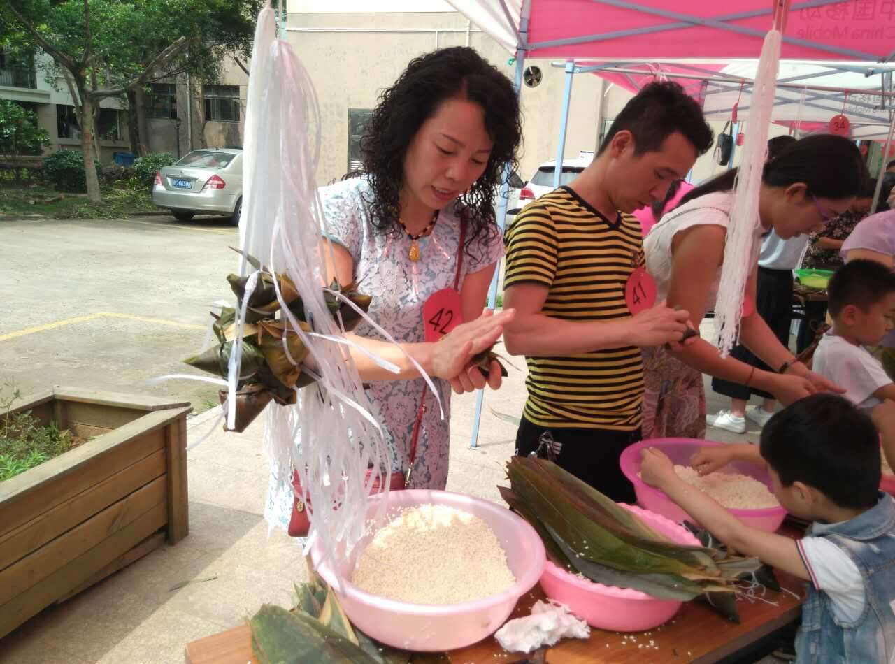 2016年星海邻里节旭日社区端午包粽子比赛