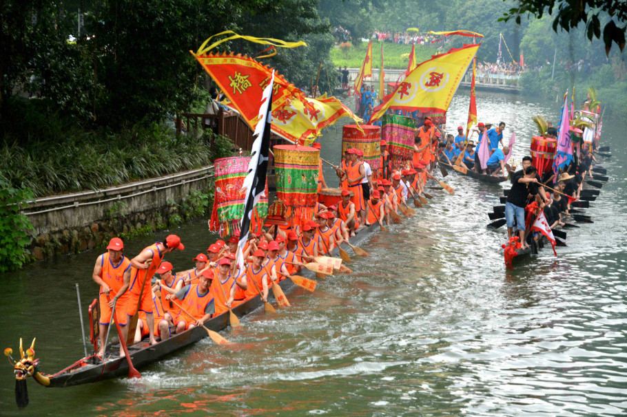 今天上午，广州荔枝湾举行龙舟巡游活动