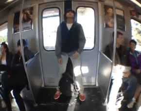 超搞笑GIF：坐地铁千万别靠着车门打瞌睡，不然后果自负！