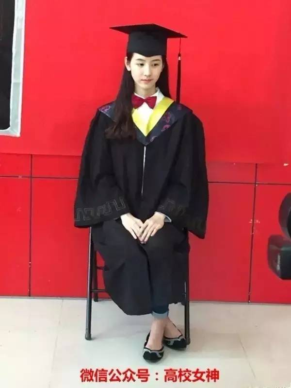 武汉大学毕业照女神，李莎旻子颜值甩黄灿灿几条街！