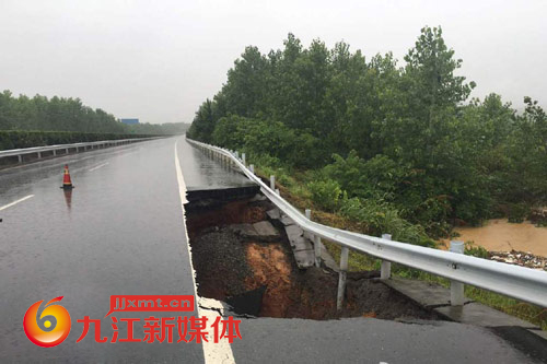 强降雨致杭瑞高速都昌段往九江方向交通受阻