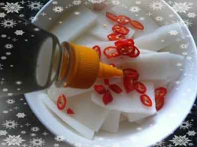 开胃小吃腌制酸辣萝卜片做法竟这么简单，喜欢的朋友不要错过！
