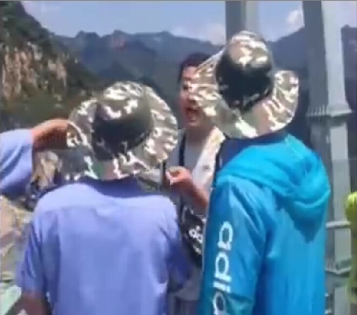 北京：玻璃观景台上蹦跳 被阻止后大喊“我花钱了！”
