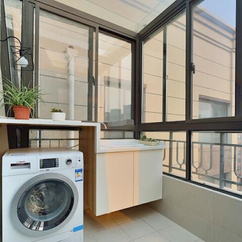 洗衣机放阳台既省空间又方便，而且还好看！
