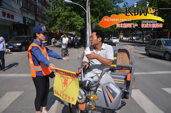 邯郸文明志愿者不畏烈日疏导交通