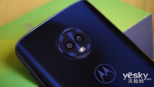 容光焕发朝气蓬勃引“柚”个性化的你 moto青柚1s美图照片鉴赏
