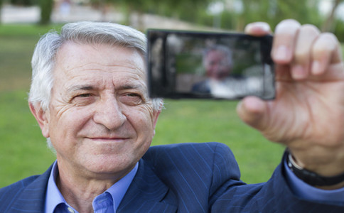 老年人用哪些手机上好 老年人怎样防止手机辐射