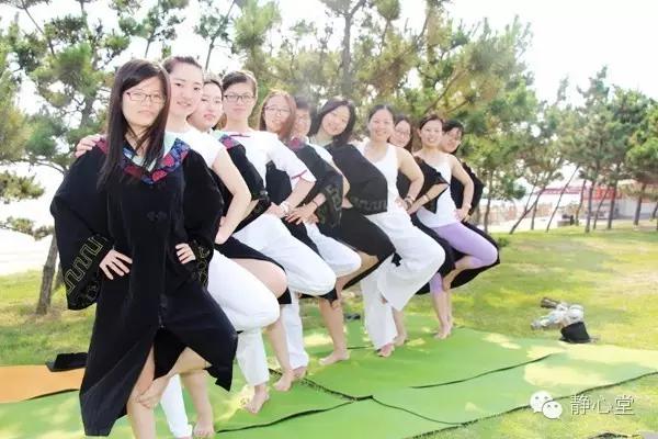 烟台大学海边公益瑜伽日活动，当瑜伽遇到毕业季，再青春呈现