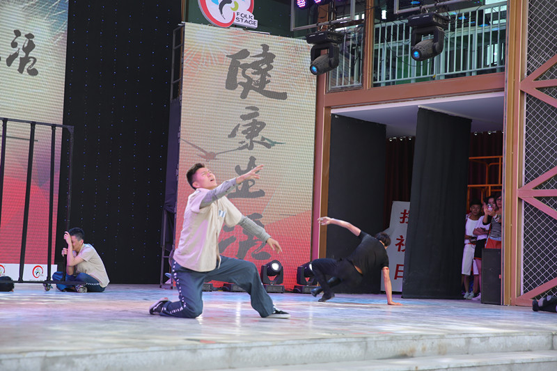 “无毒青春·健康生活”国际禁毒日文艺演出在中心广场举行