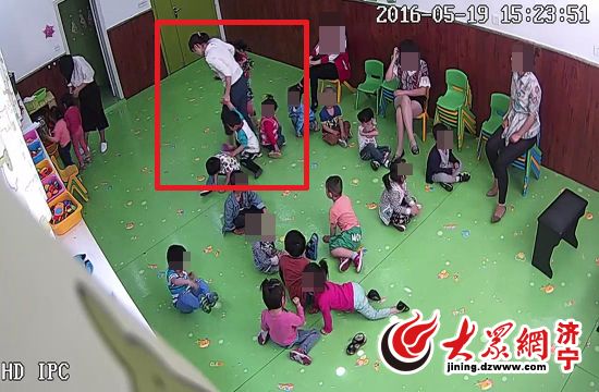 济宁一幼儿园老师虐待孩子 动手打骂关厕所成常态