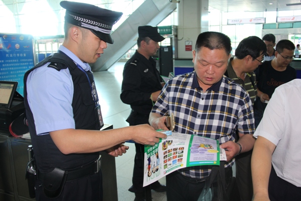 民航新疆机场公安局举办禁毒宣传活动