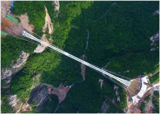 世界最危险玻璃桥上走一波？ 够胆你就来！