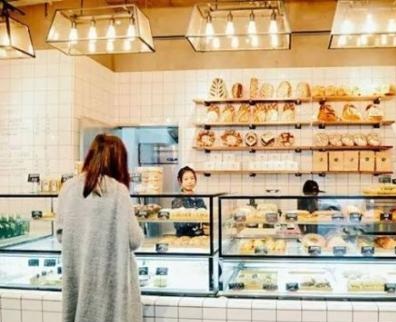 面包店一月利润有多少，大学生情侣创业开面包店，月净收入3万元？