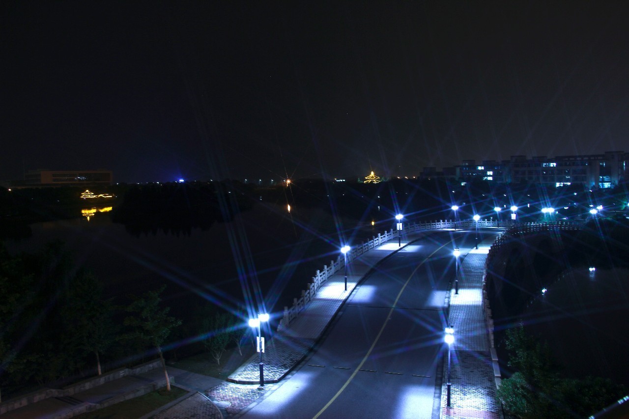 寂静的夜里，慢速镜头下的江南大学