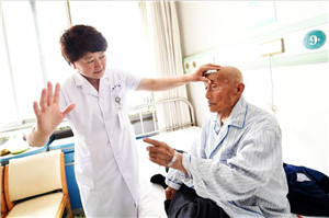 本钢总医院眼科专家妙手回春 近百岁老人白内障手术后重见光明