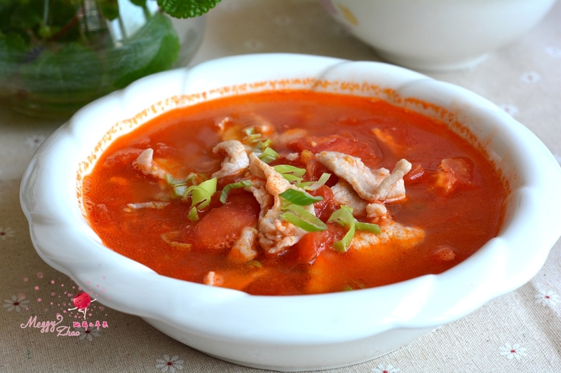 西红柿肉片汤，开胃又舒坦！西红柿在顶部划十字花刀，再入开