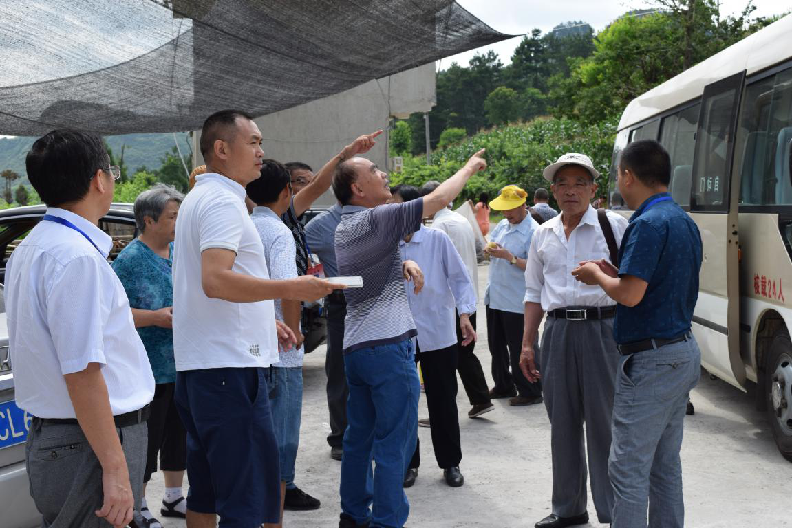 开阳县老干局组织离退休干部到米坪乡考察美丽乡村建设