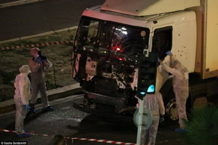 法国国庆日遇袭逾80人死亡，官方称为恐怖袭击