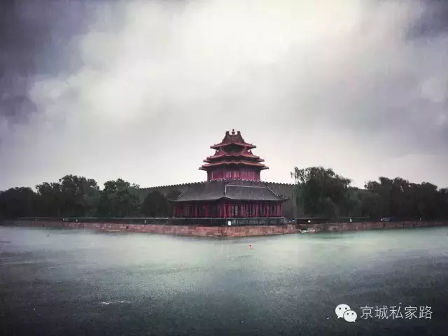 雨中皇家紫禁城：红砖碧瓦晴方好，山色空蒙雨亦奇