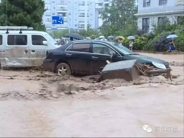 特大暴雨袭击云南 城被淹 车被冲走 高速中断 昆明下周雨雨雨
