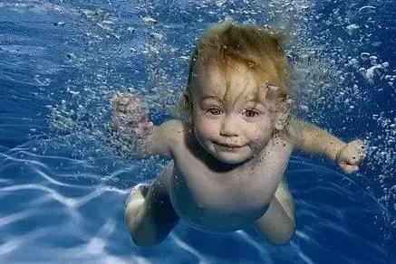 小孩子游泳后眼睛疼，检查结果感染细菌，家长们可得留心了！