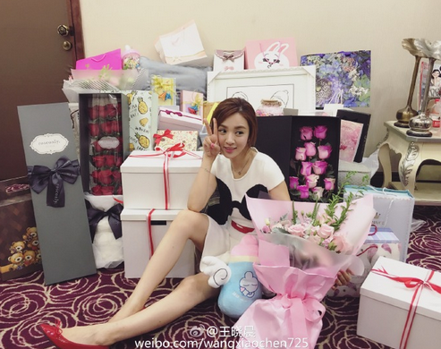王晓晨生日坐在粉丝礼物中央，大长腿吸睛，幸福感爆棚！