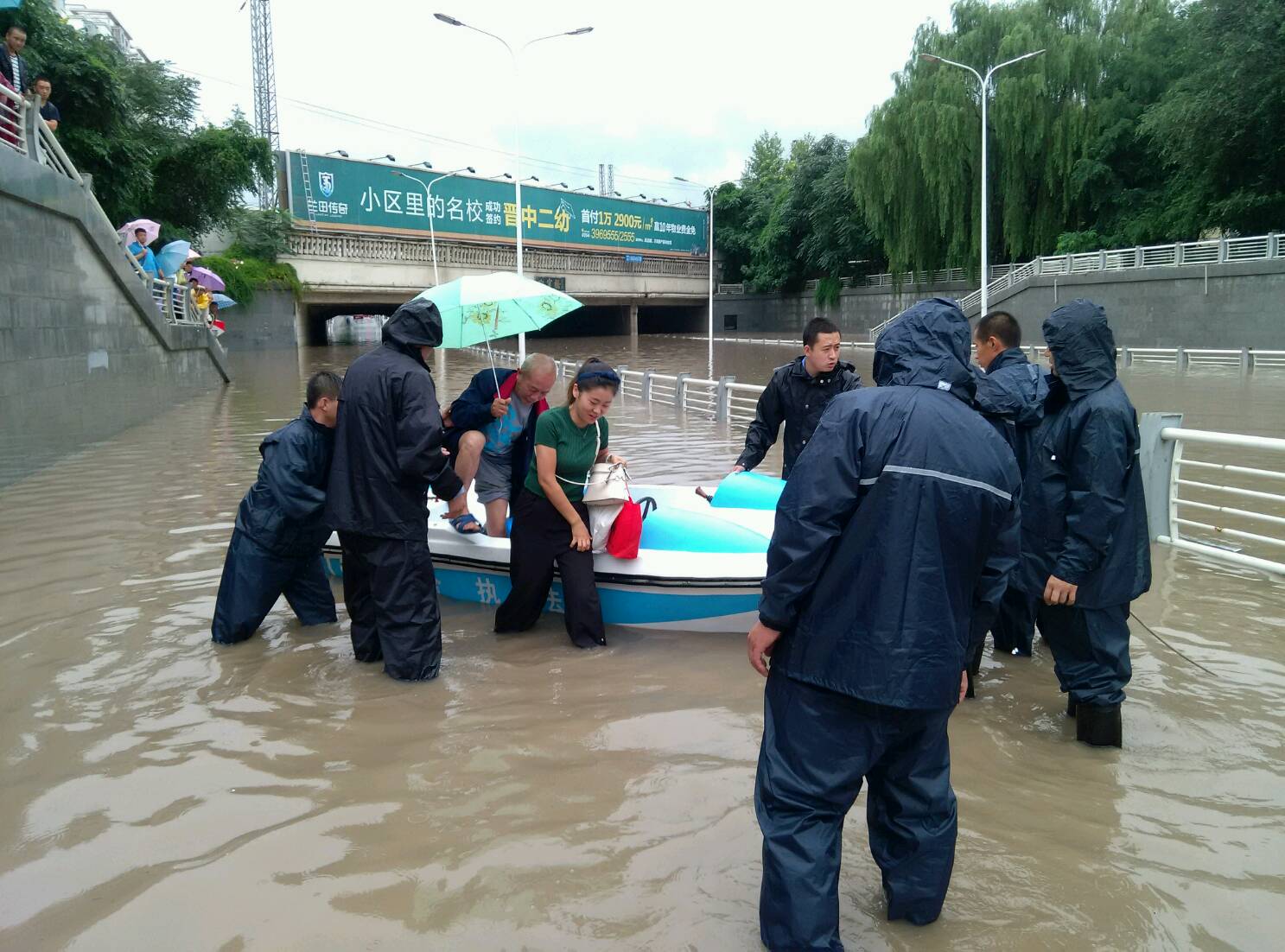 晋中市市城管综合执法支队全力应对强降雨期间市城区应急防汛救援