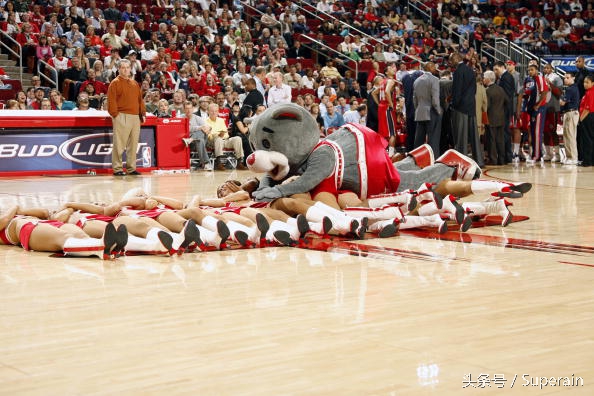 nba火箭熊为什么离职(最逗比吉祥物！他独得中国球迷恩宠，但他的灵魂，今天要离职了！)