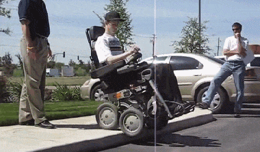可直立可行走还能当救护车担架，这个轮椅或正在拯救很多人的生命
