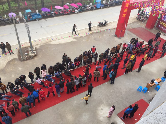 黄山区甘棠镇工会组织举办拔河比赛活动