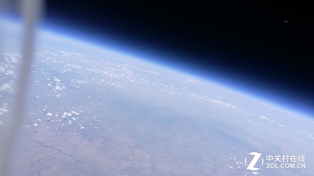 乘气球飞三万米俯瞰地球 手机是我的眼