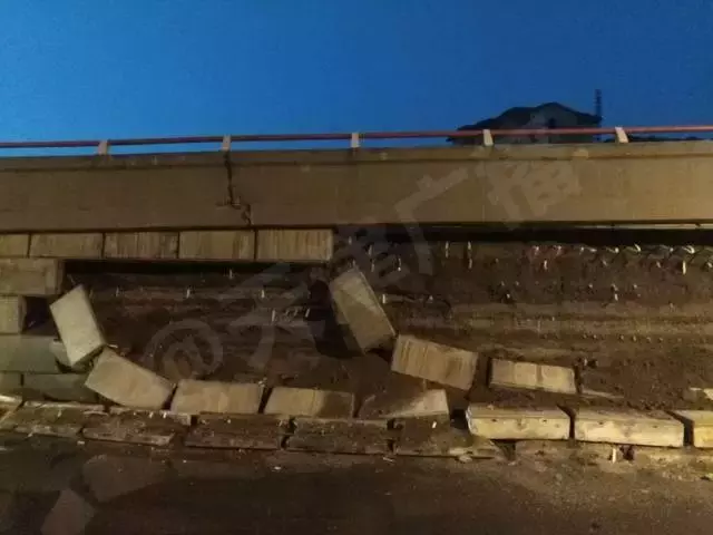 外环线津塘立交桥匝道桥桥体侧面大面积砖石坍落，部分道路禁行！