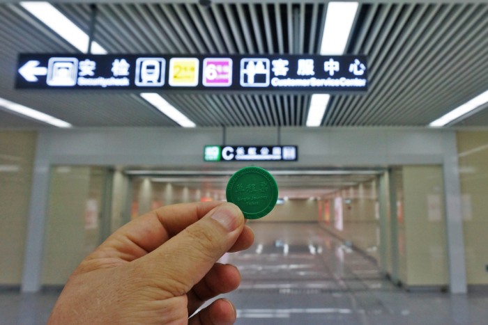 地铁6号线首开段开通首日 市民手绘地铁线路图